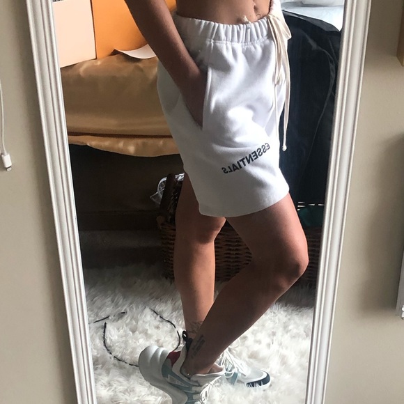 FEAR OF GOD essentials graphic sweat shorts white 『ペンと箸』 FOG ESSENTIALS SHORTS SWEAT GRAPHIC ショートパンツ